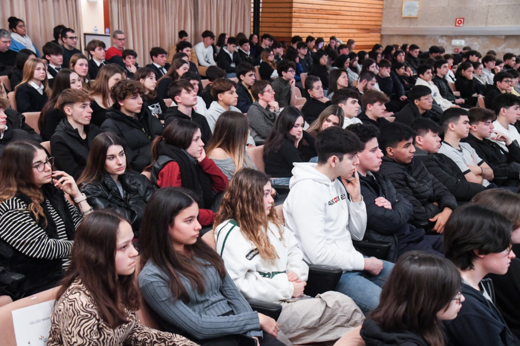 Joves a la presentació de Talent Esplugues, el concurs d'emprenedoria jove