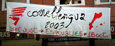 Pancarta Correllengua 2003 a Esplugues al C/ Àngel Guimerà, 22 / CAL