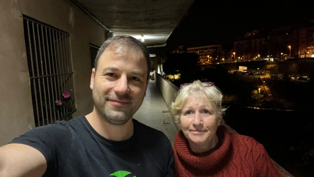 2 veïnes passant la darrera nit a El Barco, Esplugues de Llobregat