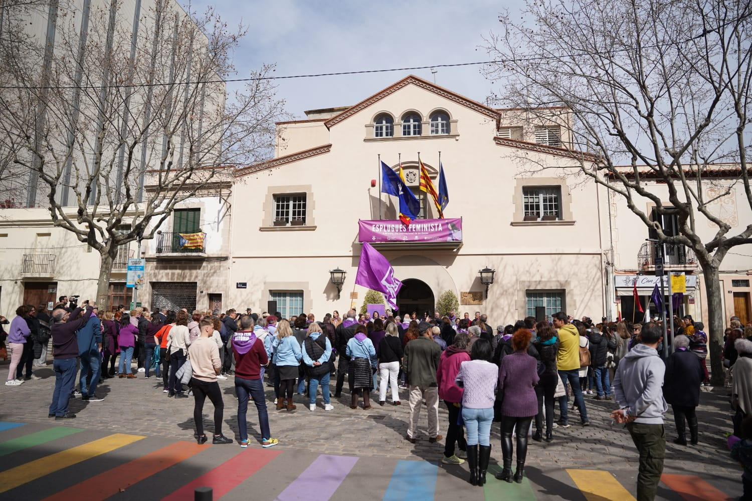 Esplugues de Llobregat es tenyeix de lila pel 8M
