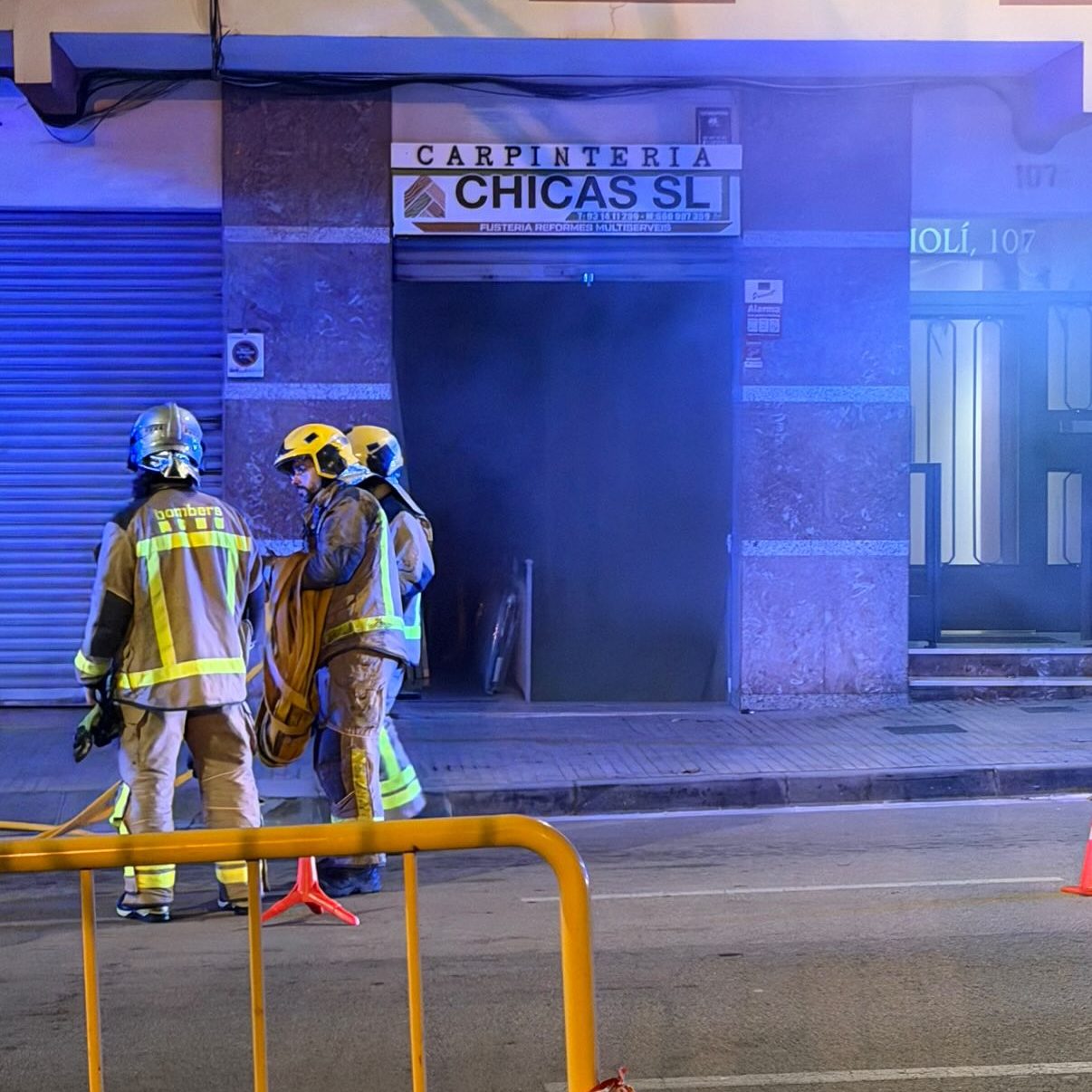 Incendi en una fusteria dels baixos del carrer Molí, 107, Esplugues de Llobregat