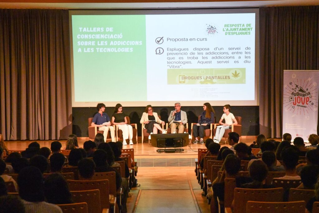 Estudiants d’Esplugues reclamen més accions contra les tecnoaddiccions i l’assetjament en línia
