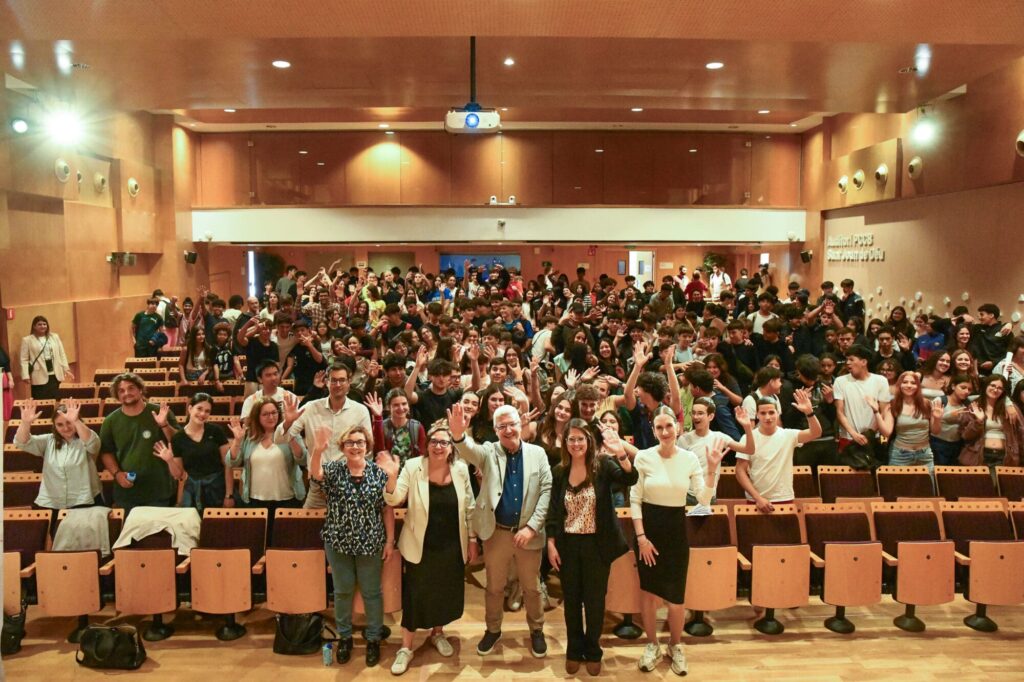 Estudiants d’Esplugues reclamen més accions contra les tecnoaddiccions i l’assetjament en línia