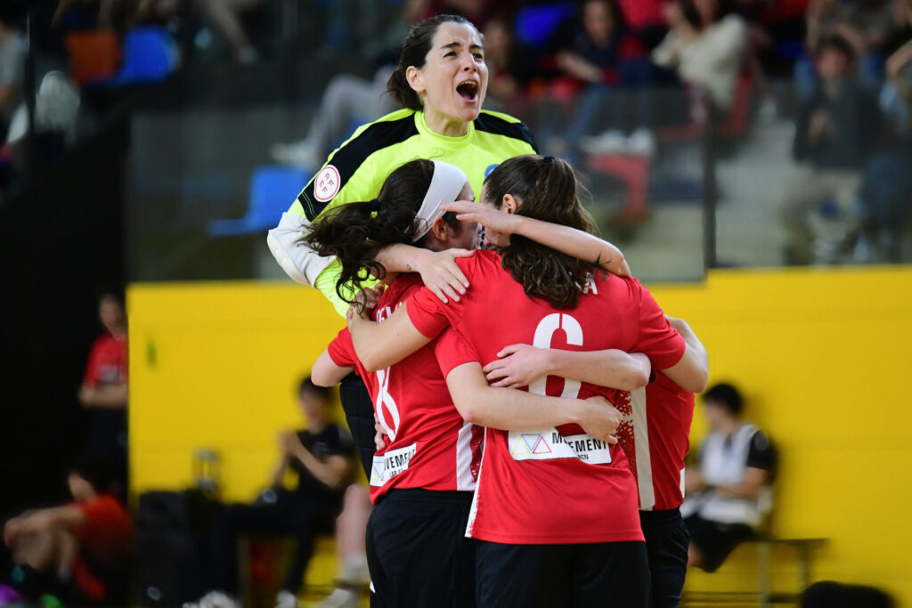 El Penya Esplugues, campió de lliga que somia amb l’ascens