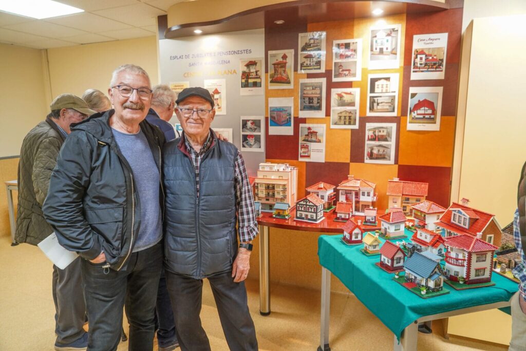 Emilio Royuela, autor de l'exposició de maquetes d'edificis amb el Manel Pozo, regidor de Gent Gran del municipi.