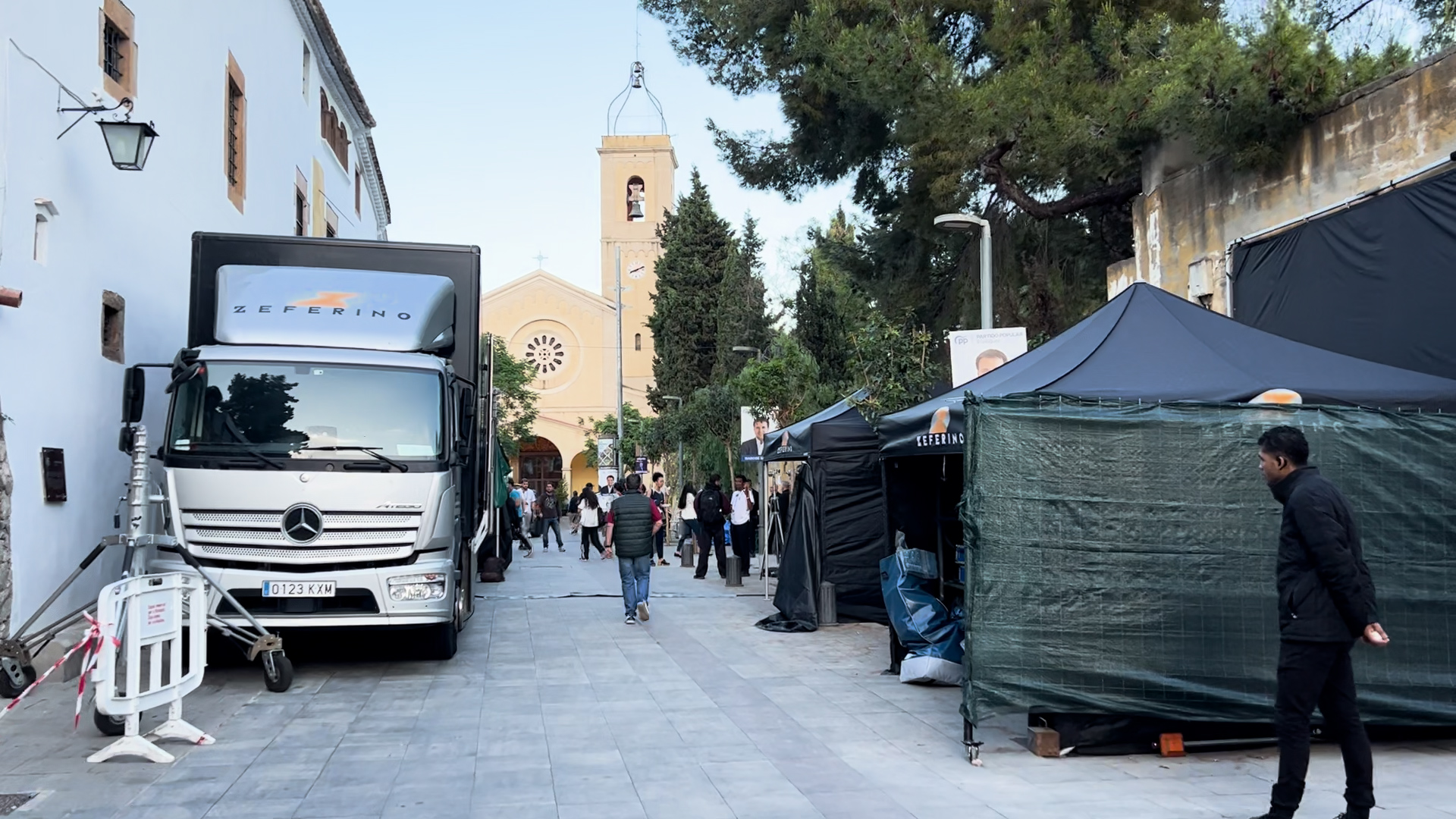 Un misteriós rodatge a l’Espai Corberó col·lapsa el Carrer Montserrat