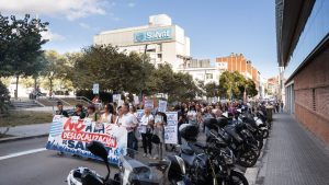 Un centenar de treballadors de Salvat es manifesten contra el trasllat de la fàbrica a Madrid